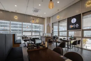 높은 층고와 통유리창이 돋보이는 모던 식당